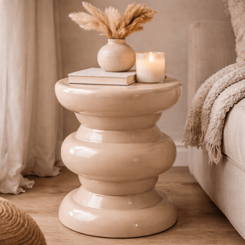 Sidebord i sandfarget metall